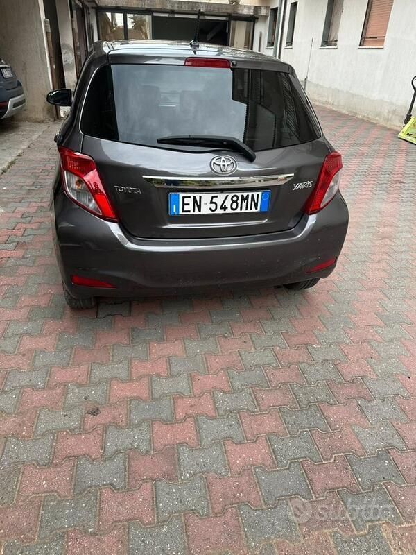 Usata Toyota Yaris 90 CV (66 kW) 2012 Grigio Utilitaria
