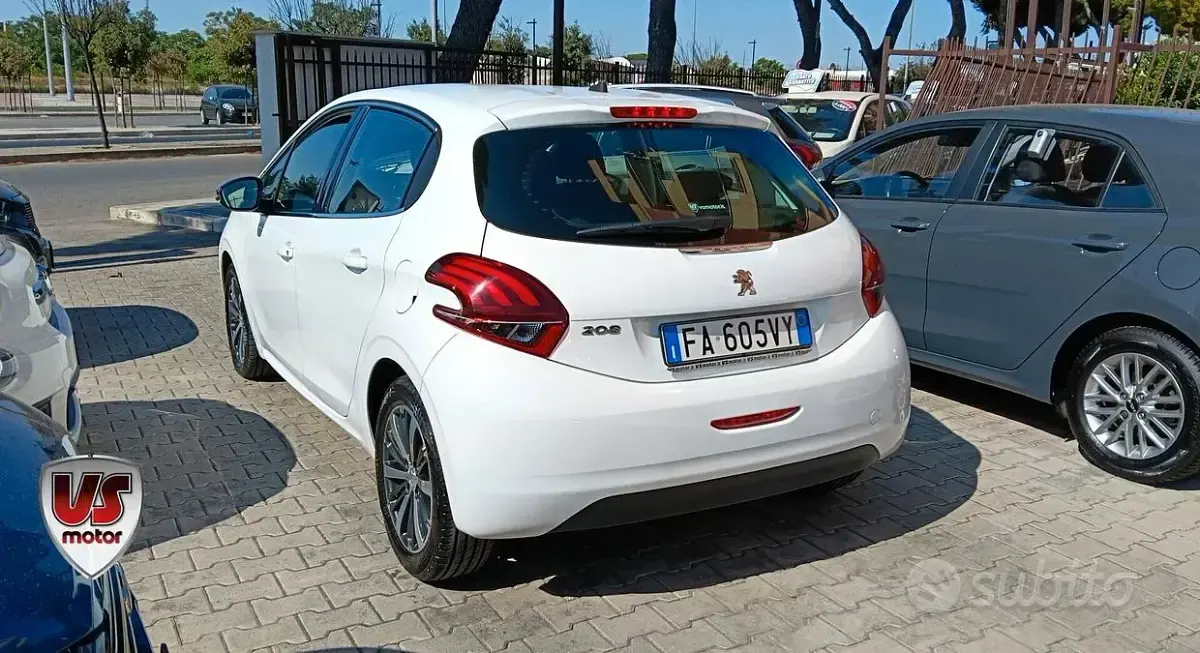 Usata Peugeot 208 Allure 110 CV (80 kW) 2015 Bianco Utilitaria