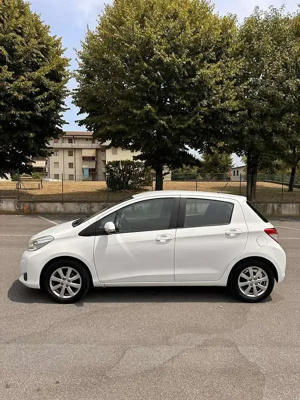 Usata Toyota Yaris Lounge 69 CV (50 kW) 2012 Utilitaria