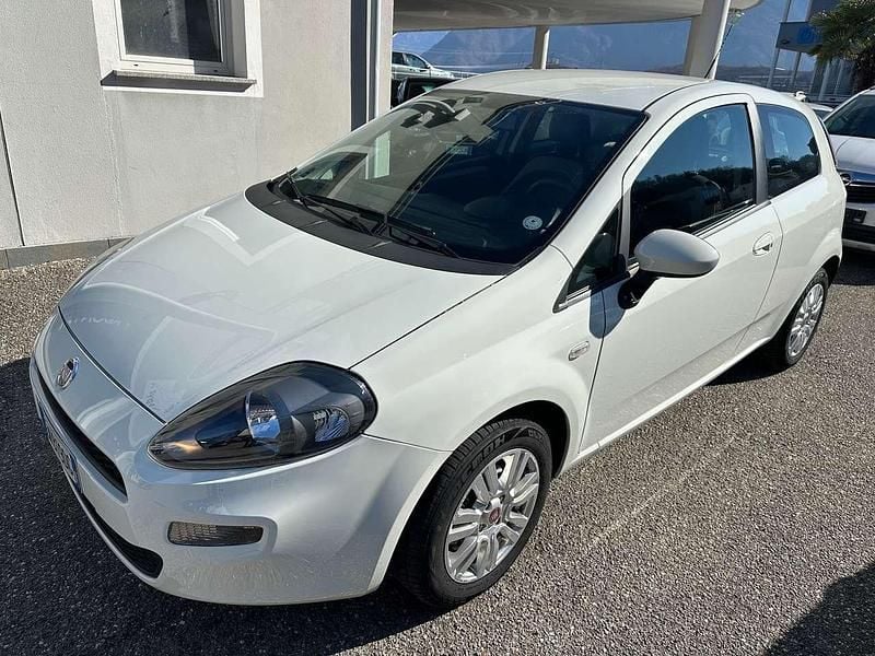 Usata Fiat Punto Pop 69 CV (50 kW) 2012 Colore esterno (bianco divino) Utilitaria