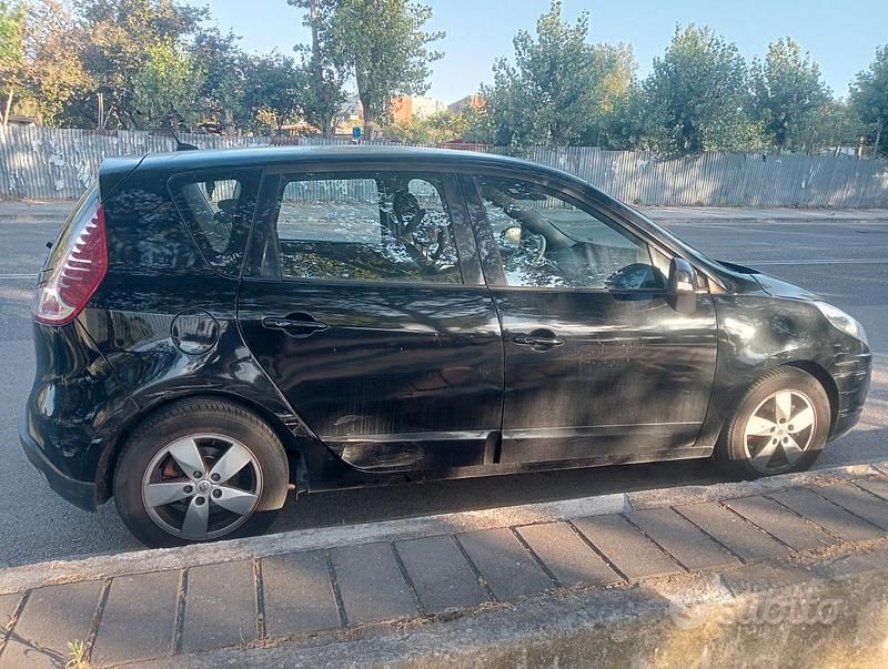 Usata Renault Scénic III 110 CV (80 kW) 2011 Nero Monovolume