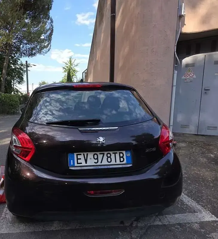 Usata Peugeot 208 Active 82 CV (60 kW) 2014 Marrone Utilitaria