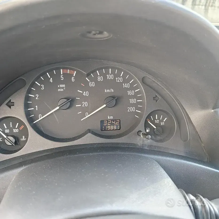 Usata Opel Corsa 69 CV (50 kW) 2004 Grigio Utilitaria