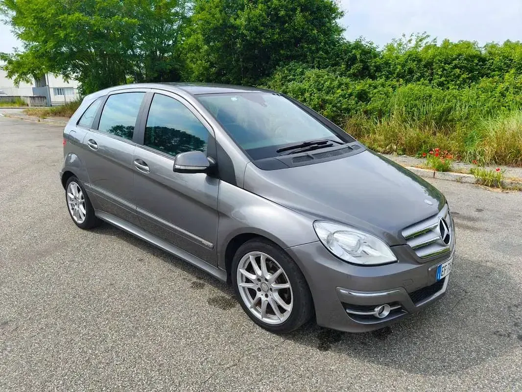 Usata Mercedes B200 Premium 140 CV (102 kW) 2011 Grigio Utilitaria