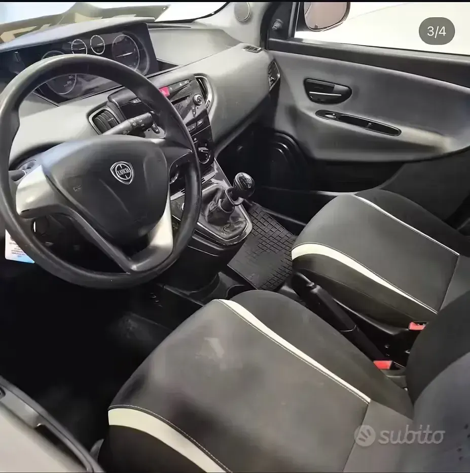 Usado Lancia Ypsilon Gold 69 HP (50 kW) 2015 Cinzento Citadino