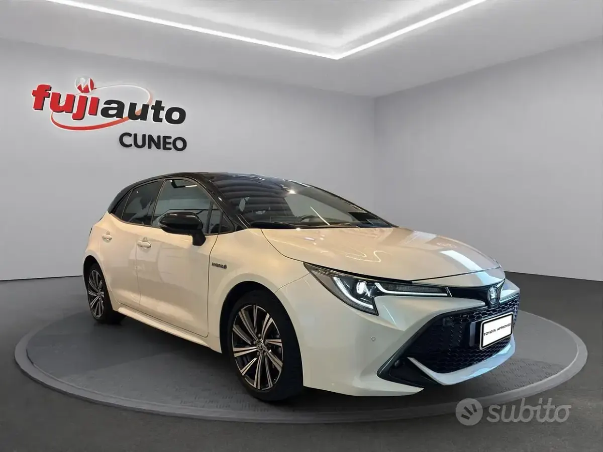Usata Toyota Corolla Style 122 CV (89 kW) 2020 Pearl white & black met Berlina