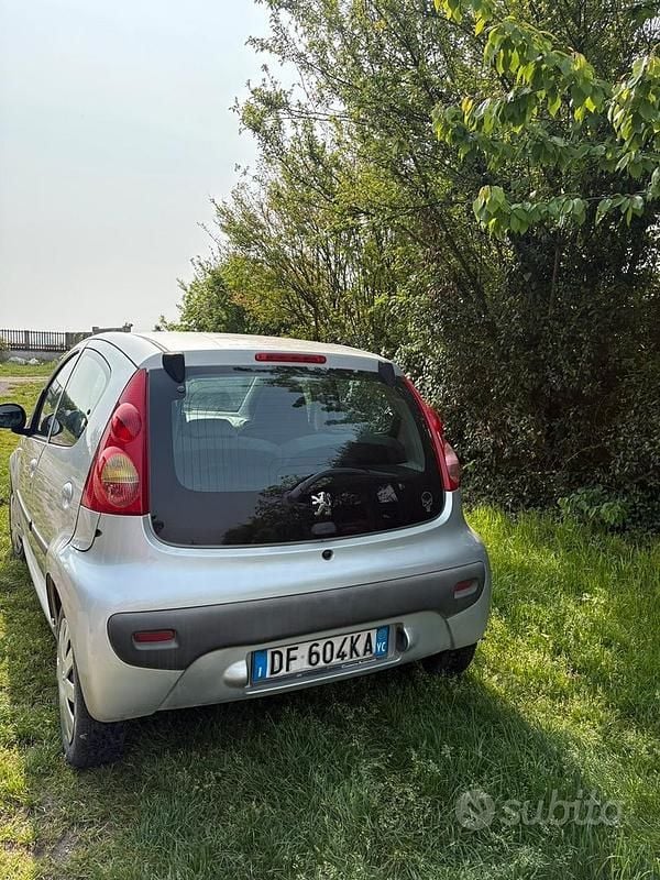 Usata Peugeot 107 68 CV (50 kW) 2007 Grigio Utilitaria