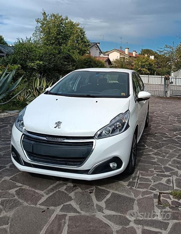 Bianco Usata 2016 Peugeot 208 Due volumi | 4450 € (Buon prezzo) - Immagine 1/4