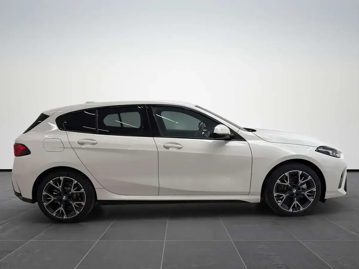 Nuova BMW 118 150 CV (110 kW) 2026 Alpin white pastello Utilitaria