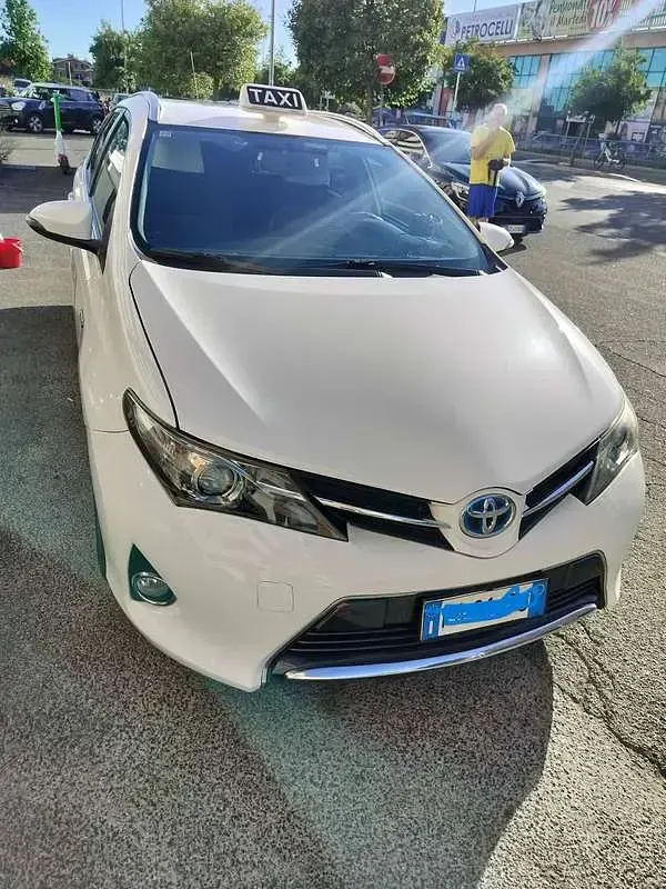 Usata Toyota Auris Hybrid Active 99 CV (72 kW) 2015 Bianco Station wagon