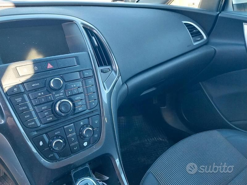 Usata Opel Astra 130 CV (95 kW) 2012 Bianco Berlina