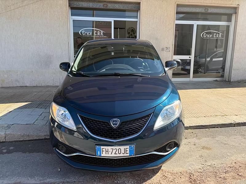 Usata Lancia Ypsilon Platinum 69 CV (50 kW) 2017 Blu Utilitaria