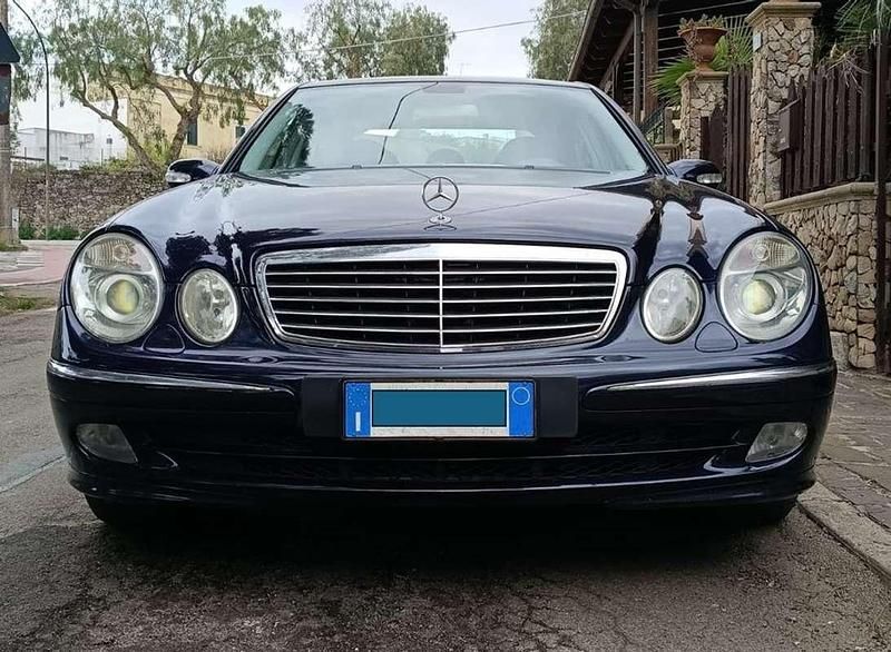 Usata Mercedes E220 Elegance 150 CV (110 kW) 2005 Blu/azzurro Berlina