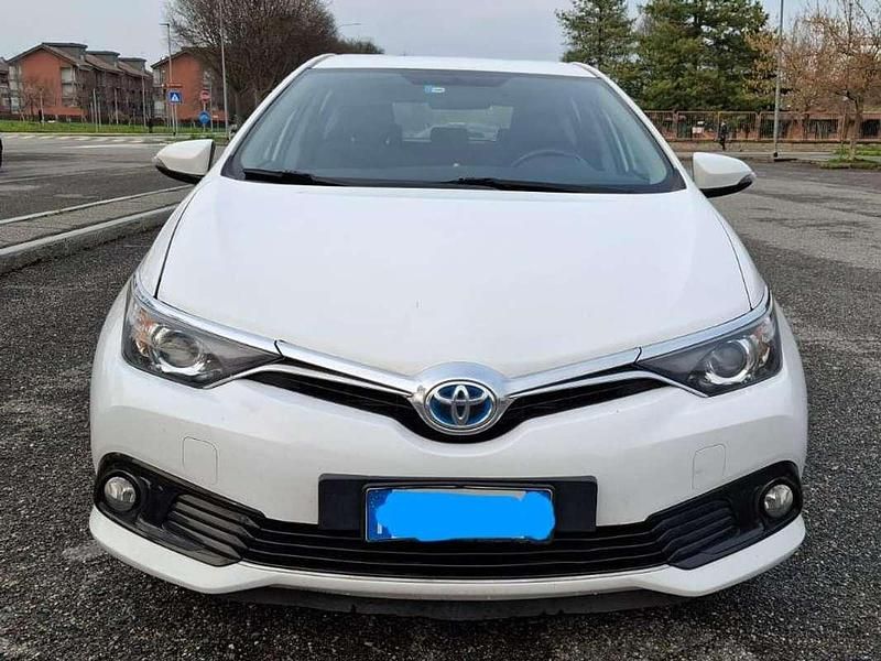 Usata Toyota Auris Hybrid Active 99 CV (72 kW) 2015 Bianco Berlina