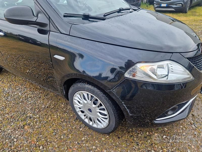 Usata Lancia Ypsilon Silver 69 CV (50 kW) 2016 Nero Utilitaria