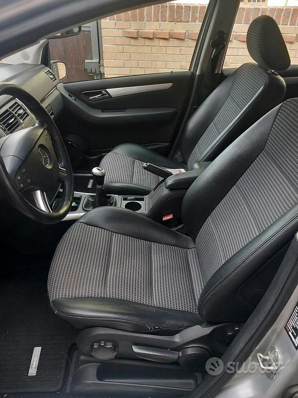 Usata Mercedes B180 110 CV (80 kW) 2006 Grigio Monovolume