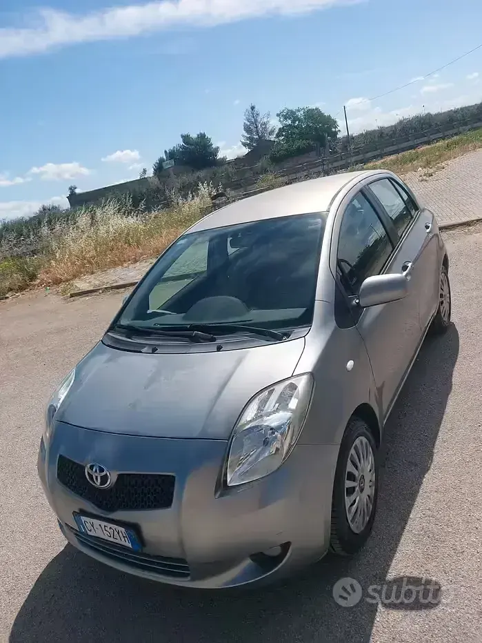Usata Toyota Yaris Sol 69 CV (50 kW) 2005 Grigio Berlina