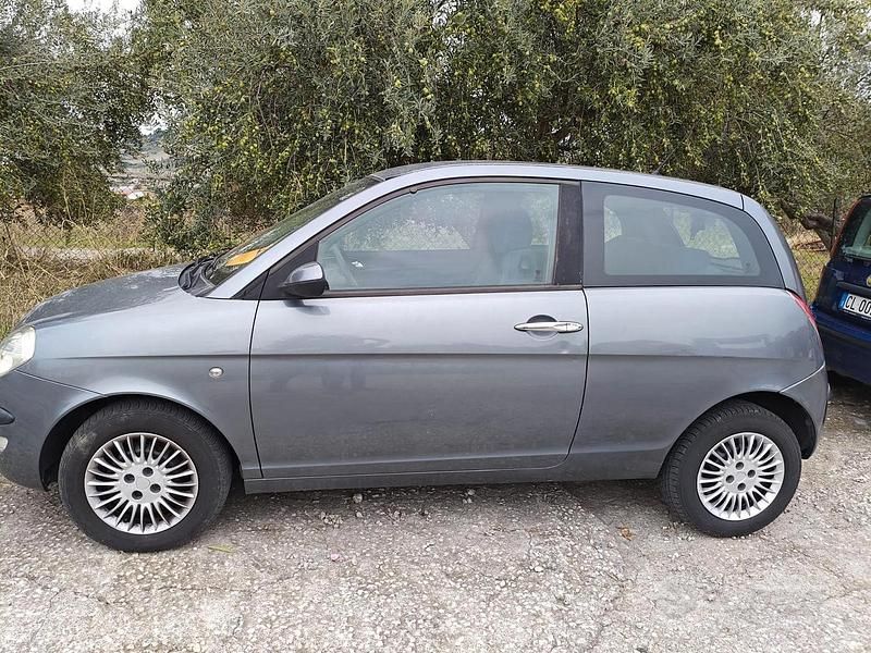 Usata Lancia Ypsilon 70 CV (51 kW) 2004 Grigio Utilitaria