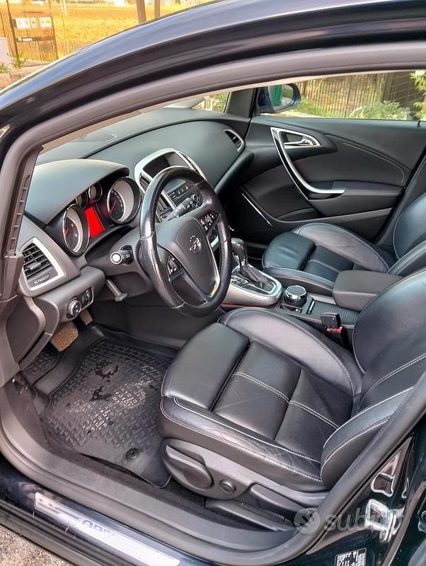Usata Opel Astra Cosmo 160 CV (117 kW) 2010 Nero Berlina