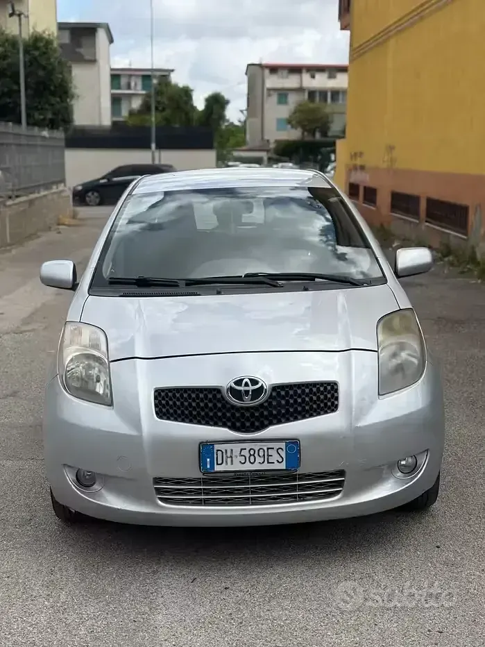 Usata Toyota Yaris Sol 90 CV (66 kW) 2007 Grigio Utilitaria