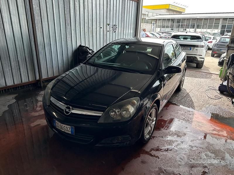 Usata Opel Astra GTC Enjoy 90 CV (66 kW) 2007 Nero Berlina