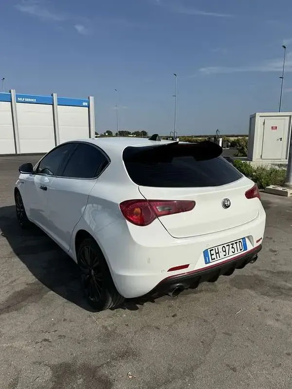 Usata Alfa Romeo Giulietta Distinctive 105 CV (77 kW) 2011 Bianco Utilitaria