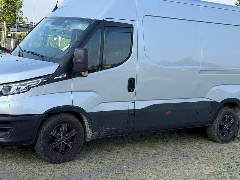 Usata Iveco Daily 207 CV (152 kW) 2023 Argento Furgone