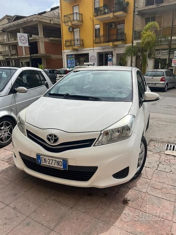 Usata Toyota Yaris Lounge 90 CV (66 kW) 2012 Bianco Utilitaria