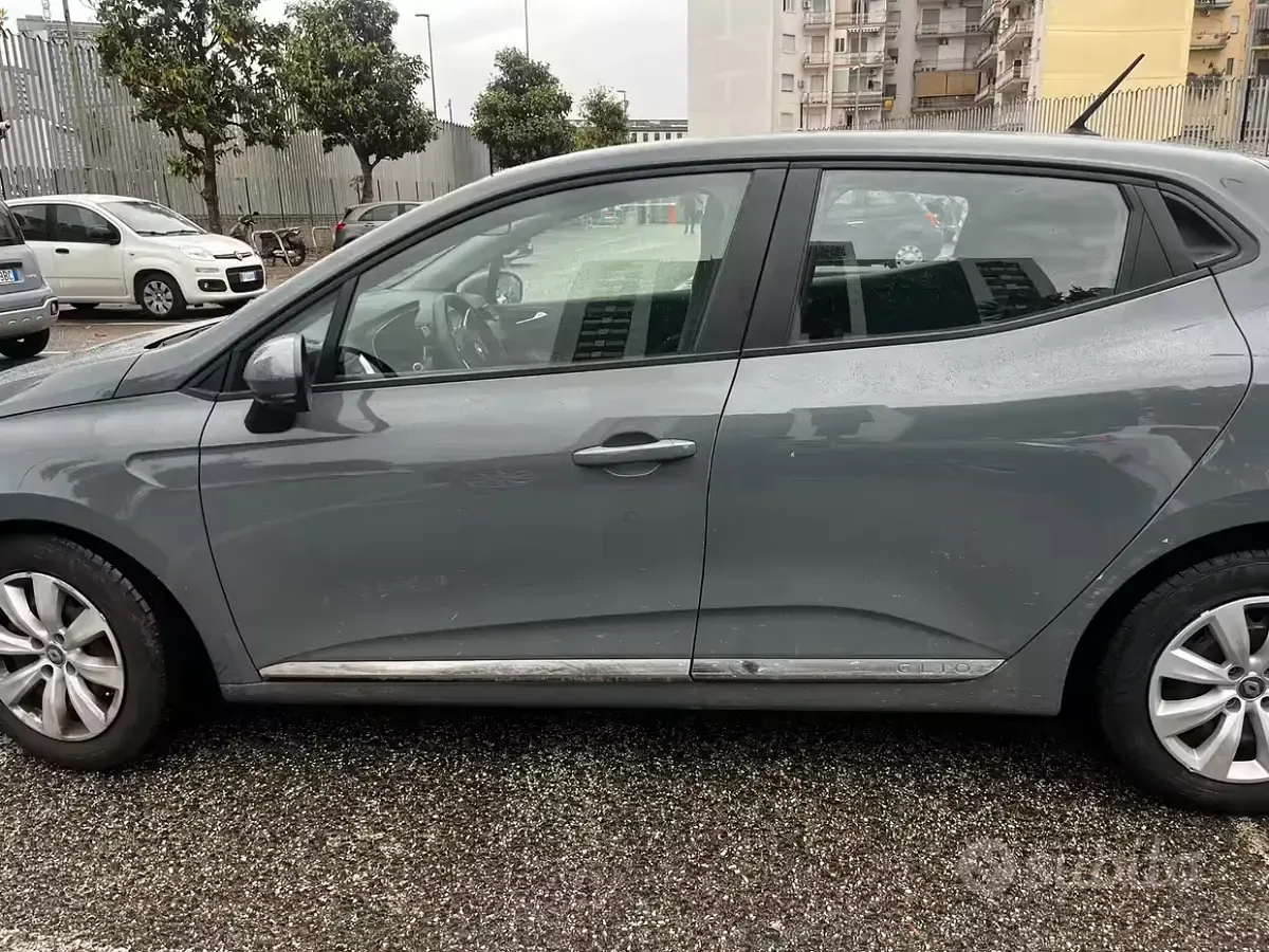 Gebraucht Renault Clio V 101 PS (74 kW) 2020 Grau Limousine