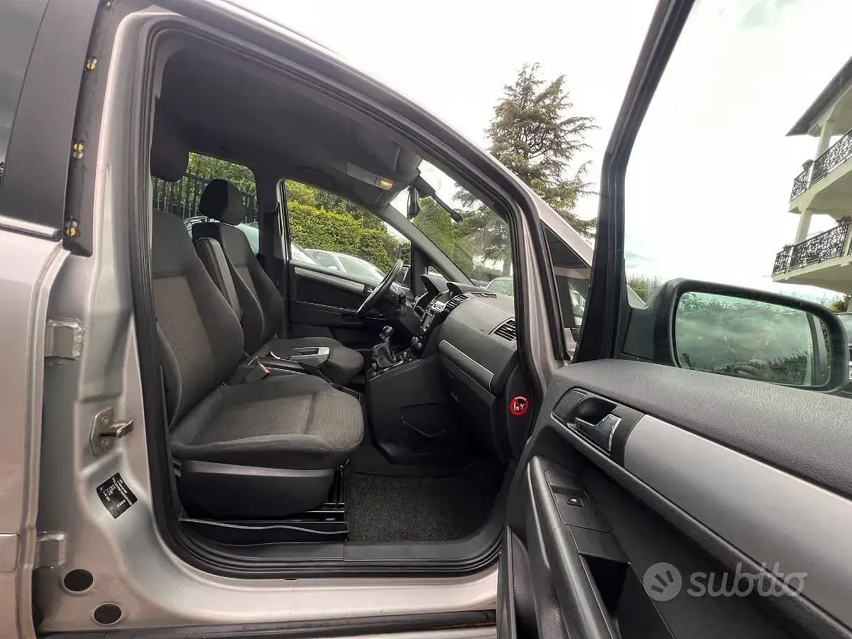 Usata Opel Zafira Cosmo 125 CV (91 kW) 2011 Argento Monovolume