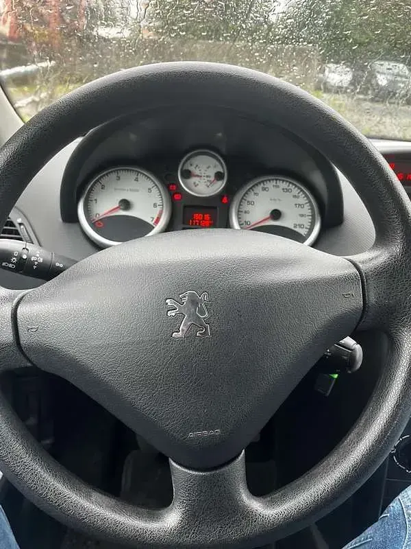 Käytetty Peugeot 207 73 HP (53 kW) 2008 Sedan