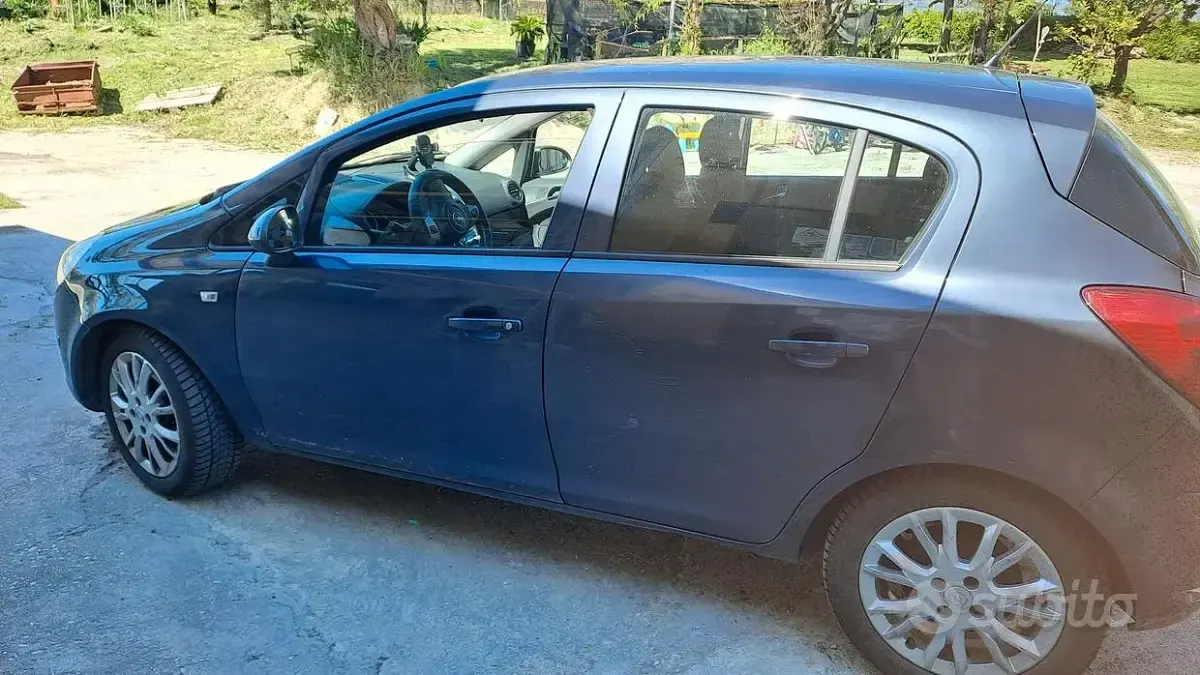Usata Opel Corsa 75 CV (55 kW) 2009 Blu Utilitaria