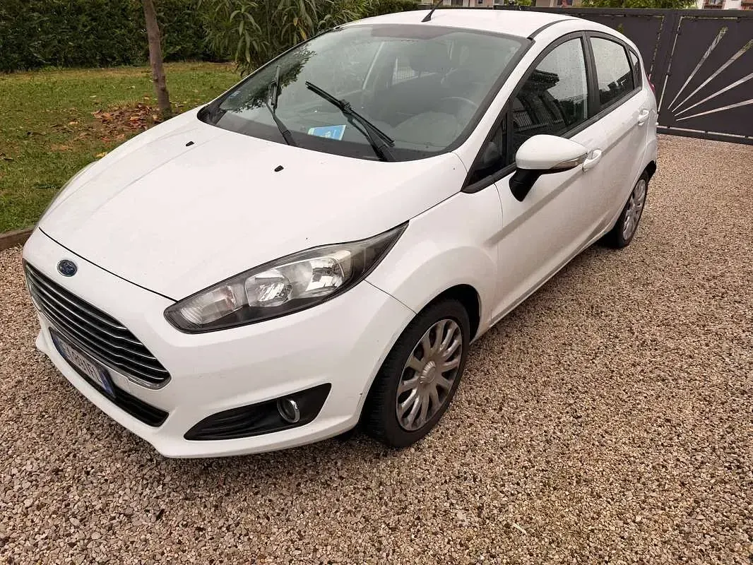 Usado Ford Fiesta 75 HP (55 kW) 2015 Branco Citadino