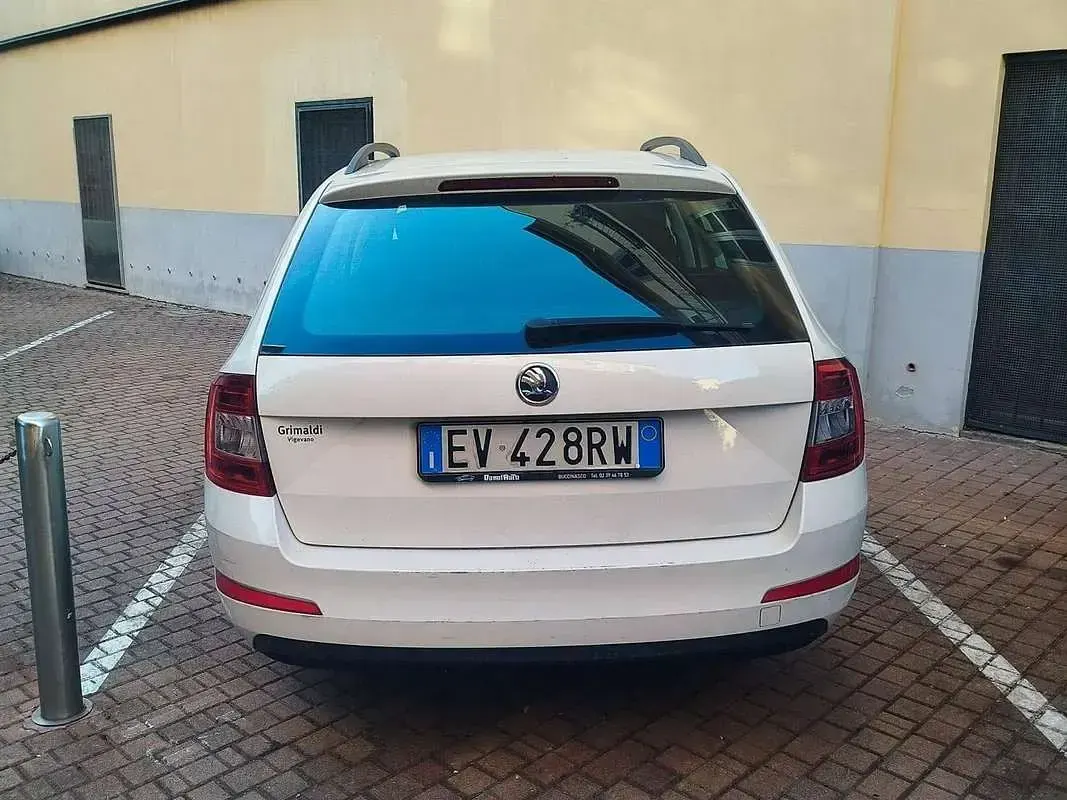 Usata Skoda Octavia Executive 105 CV (77 kW) 2014 Bianco Station wagon