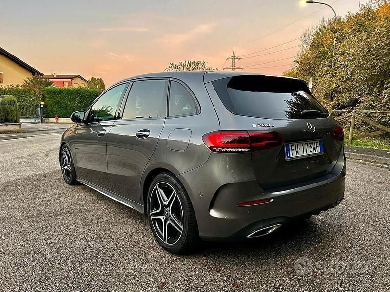 Usata Mercedes 200 AMG 150 CV (110 kW) 2019 Grigio Monovolume
