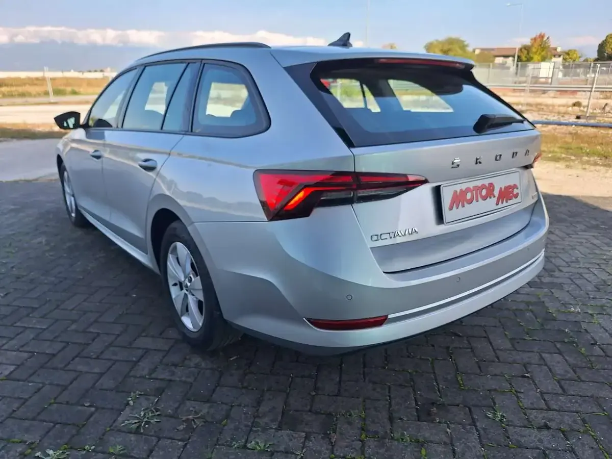 Usado Skoda Octavia G-TEC Executive 131 CV (96 kW) 2021 Plateado Familiar