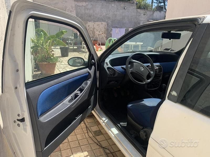 Usata Lancia Ypsilon 60 CV (44 kW) 2001 Utilitaria