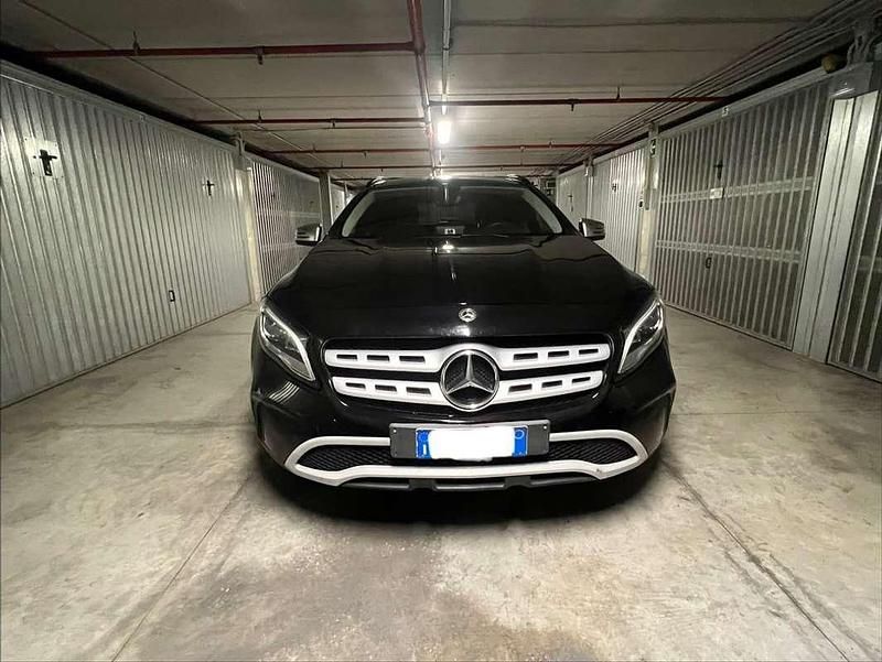 Usata Mercedes GLA180 122 CV (89 kW) 2019 Nero SUV