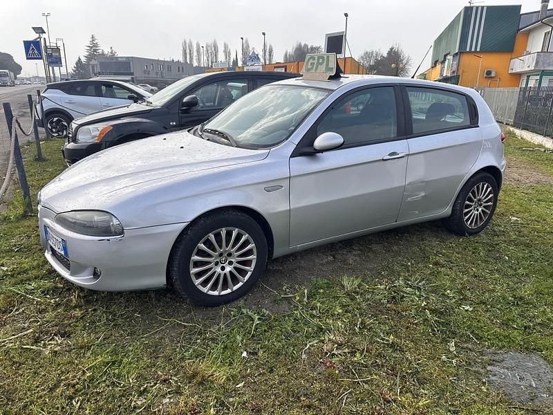 Usata Alfa Romeo 147 Progression 104 CV (76 kW) 2009 Argento Utilitaria
