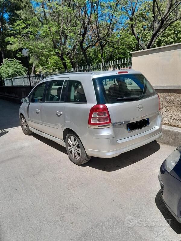 Usata Opel Zafira 2008 Grigio Monovolume
