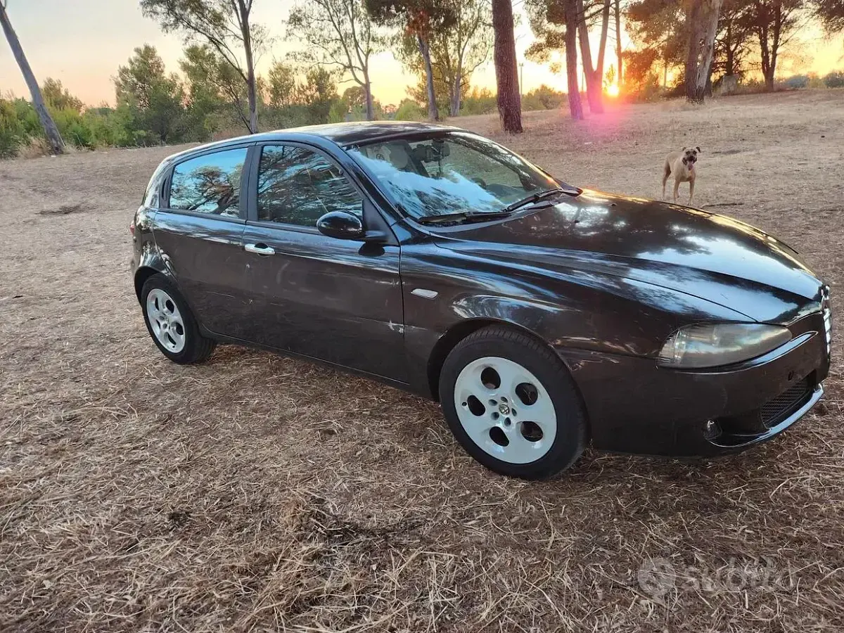 Usata Alfa Romeo 147 105 CV (77 kW) 2006 Nero Utilitaria