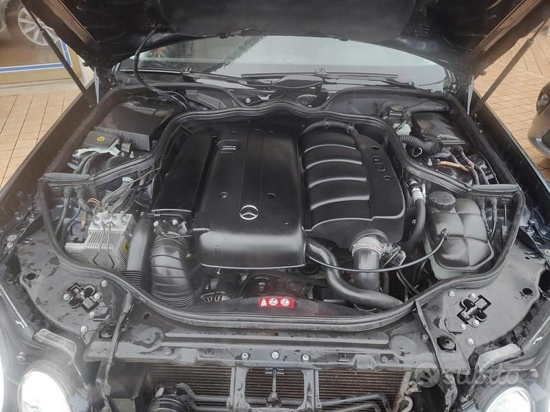 Usata Mercedes E220 Elegance 149 CV (109 kW) 2004 Blu Berlina