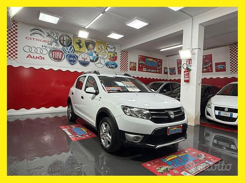 Bianco Usata 2015 Dacia Sandero Prestige Tre volumi | 5499 € (Ottimo prezzo) - Immagine 1/4
