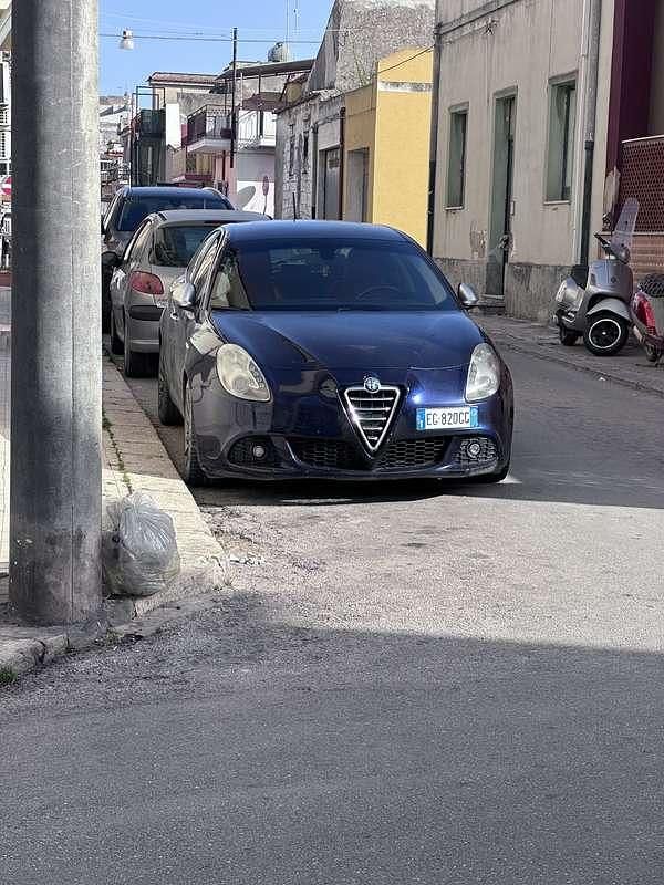 Usata 2011 Alfa Romeo Giulietta Exclusive Due volumi | 5000 € (Buon prezzo) - Immagine 1/4