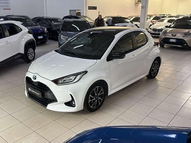 Usata Toyota Yaris Hybrid Lounge 116 CV (85 kW) 2021 Bianco Utilitaria