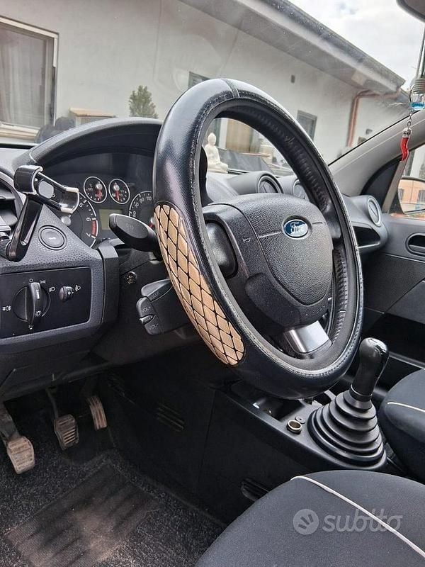 Gebraucht Ford Fiesta 49 PS (36 kW) 2016 Schwarz Limousine