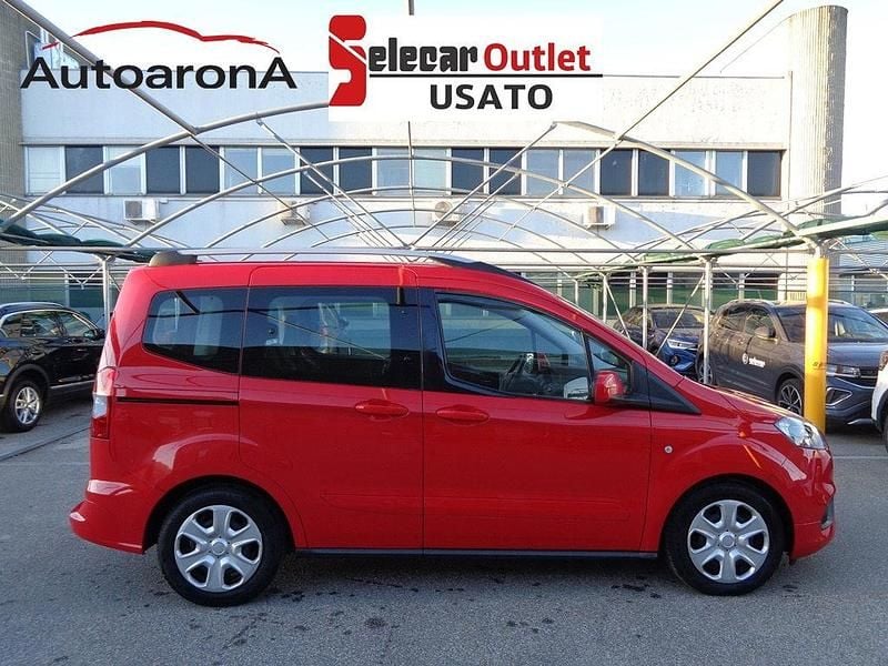 Usata Ford Tourneo Courier 75 CV (55 kW) 2019 Gr3a rosso shiraz metallizzato Monovolume