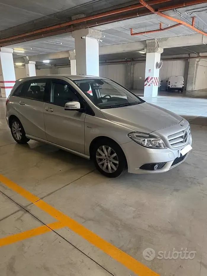 Usata Mercedes B180 109 CV (80 kW) 2015 Grigio Utilitaria