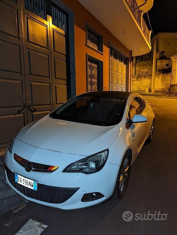 Usata Opel Astra GTC 150 CV (110 kW) 2012 Bianco Berlina