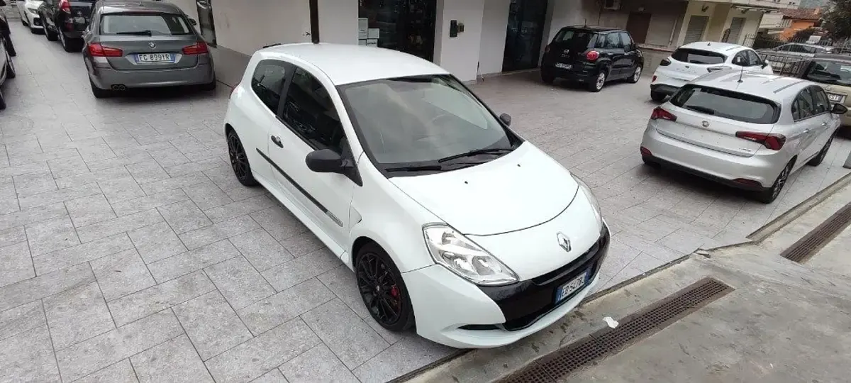 Begagnad Renault Clio II R.S. 200 HK (147 kW) 2010 Vit Sedan
